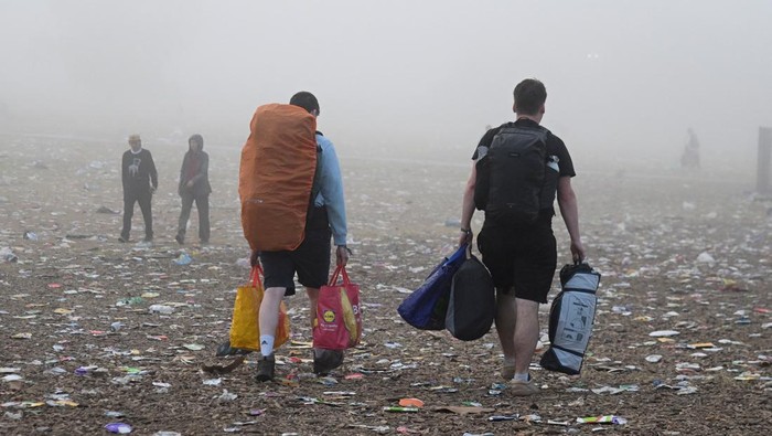 Revellers leave Worthy Farm after the Glastonbury Festival, in Pilton, Somerset, Britain, June 30, 2025. REUTERS/Jaimi Joy