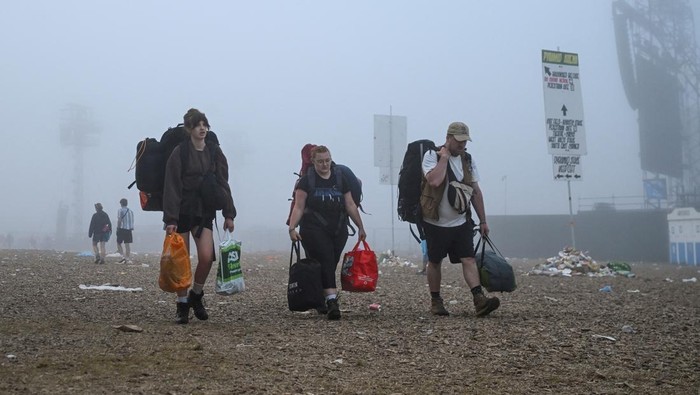 Festival Glastonbury 2025 di Inggris Tinggalkan Sampah Kemasan Revellers leave Worthy Farm after the Glastonbury Festival, in Pilton, Somerset, Britain, June 30, 2025. REUTERS/Jaimi Joy