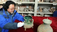 Pada 2010, ditemukan sup tulang berusia 2.400 tahun terkubur di sebuah makam di dekat Xian, di China. Sup tulang itu disimpan dalam pot kuno. Foto: Site News/Pool