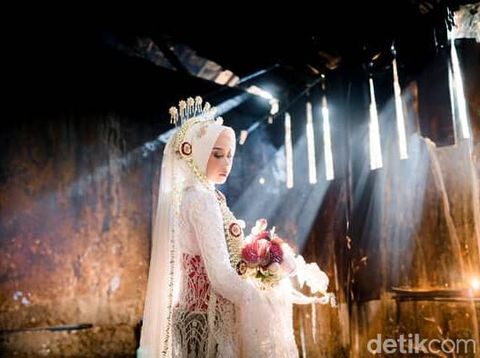 Fotografer ini membagikan momen foto pernikahan di rumah jadul.