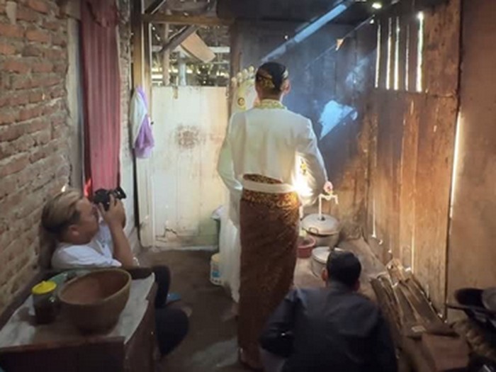 Fotografer ini membagikan momen foto pernikahan di rumah jadul. Fotografer ini membagikan momen foto pernikahan di rumah jadul.
