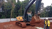 Lebih lanjut, Heri menjelaskan jika sistem pembelajaran yang akan dikembangkan dalam C-HUB UI-Koica dapat berbentuk online course dengan sistem credit earning yang bisa diakses publik.Jadi nanti masyarakat yang misalnya membutuhkan, misalnya ya nanti misalnya ada mata kuliah K3, kesehatan dan keamanan kerja. Itu dibuka aja open untuk publik, jelasnya usai agenda Groundbreaking pada Senin (30/6/2025) di Kampus UI, Depok, Jawa Barat. (Foto: Nikita Rosa/detikedu)