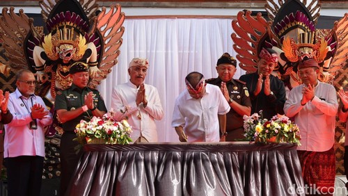 Gubernur Bali Wayan Koster sesuai meneken Komitmen Bale Kertha Adhyaksa di kantor Kejati Bali, Senin (30/6/2025).