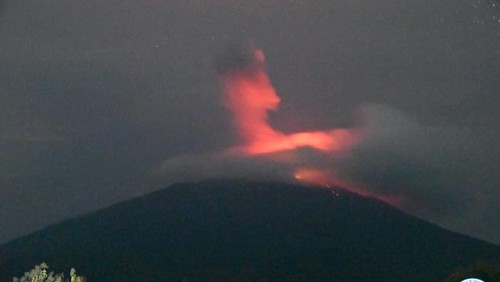 Gunung Ile Lewotolok di Lembata, Nusa Tenggara Timur (NTT), meletus 97 kali Minggu malam (29/6/2025) hingga Senin pagi (30/6/2025).