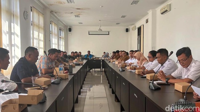 Suasana hearing di Kantor DPRD Lombok Timur bersama masyarakat Sembalun, Senin (30/6/2025).