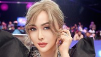 Saat mengisi Pagi-Pagi Ambyar Trans TV pada Senin (30/6/2025), Inul mengaku pernah mengalami kejadian ekstrem ketika naik pesawat ke Papua. Jadi pesawatnya itu mengalami insiden di atas. Mutar-mutar, katanya rodanya gak keluar satu. Terus kebocoran bensin gitu. Jadi hebatnya sih pilotnya ya, ujarnya. (Foto: dok Instagram inul.d)