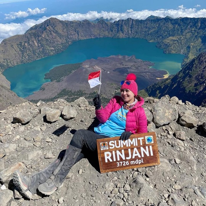Ira Wibowo sampai di puncak Gunung Rinjani.