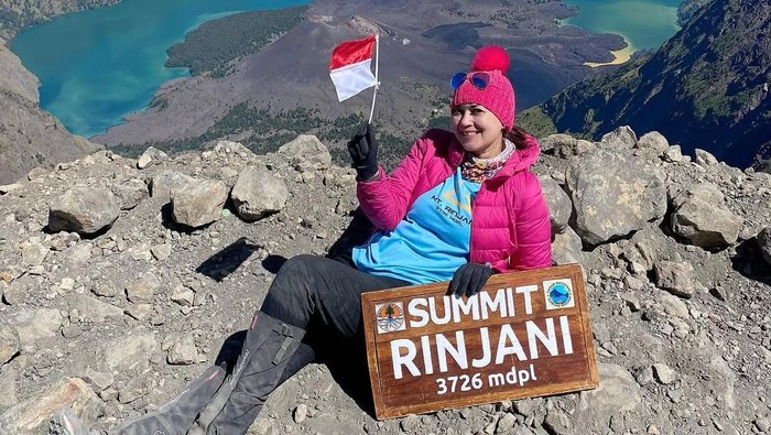 Ira Wibowo sampai di puncak Gunung Rinjani.