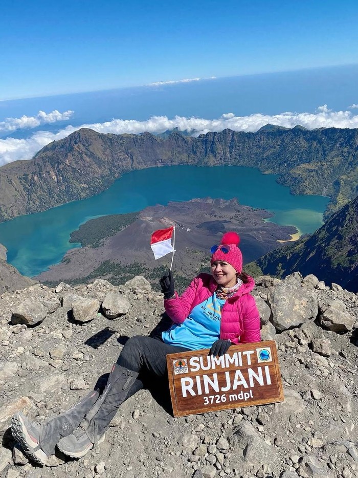 Ira Wibowo Ira Wibowo sampai di puncak Gunung Rinjani.