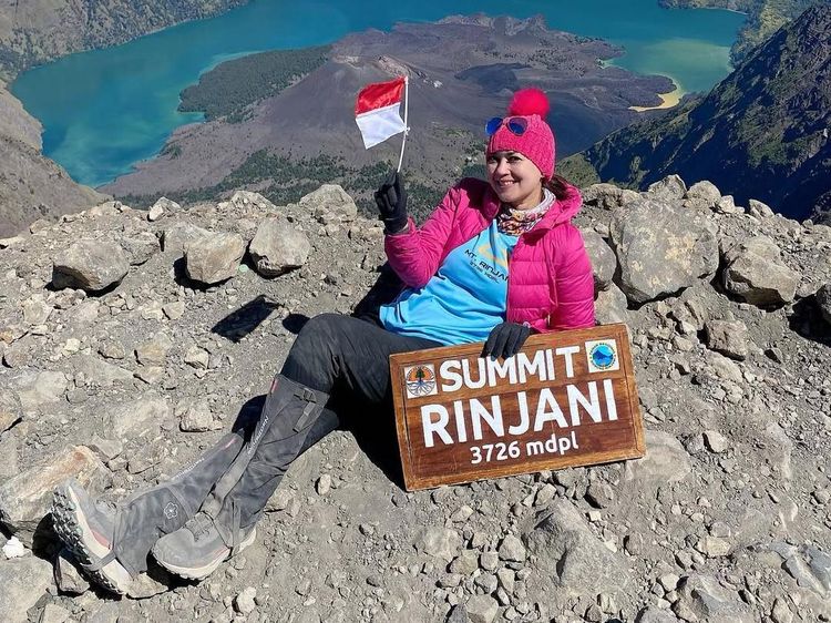 Me Time ala Ira Wibowo Naik Gunung, Flashback Taklukkan Puncak Rinjani
