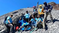 Ira Wibowo foto bersama tim di jalur pendakian. Foto: dok. Instagram Ira Wibowo
