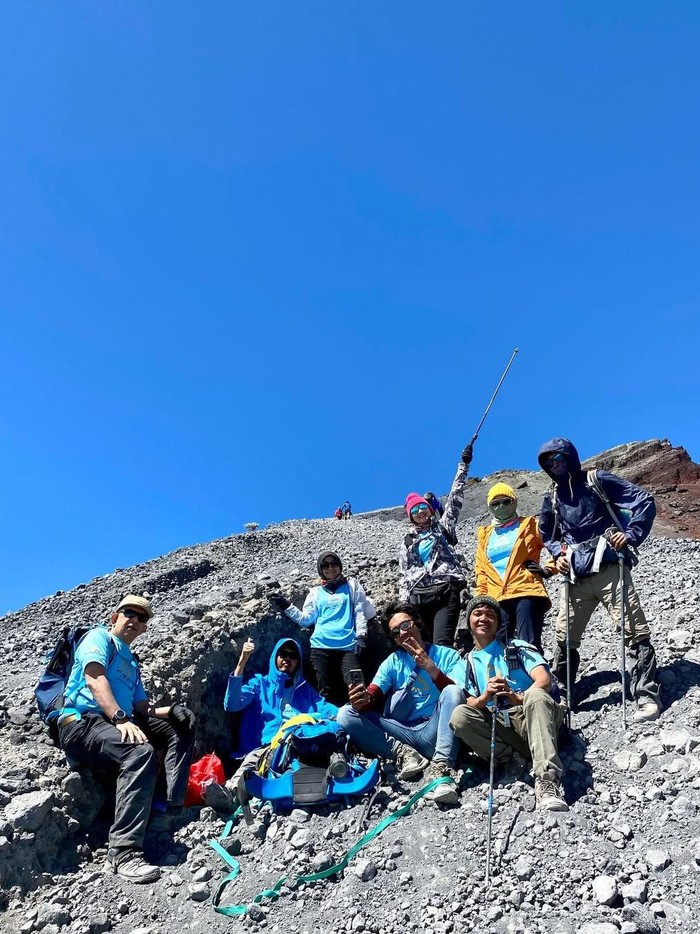 Ira Wibowo Ira Wibowo saat mendaki Gunung Rinjani.