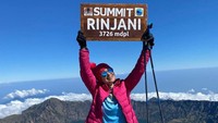 Akhirnya Ira Wibowo berhasil sampai di puncak Rinjani. Dia bersyukur bisa mencapai puncak gunung yang sudah lama dia impikan. Foto: dok. Instagram Ira Wibowo