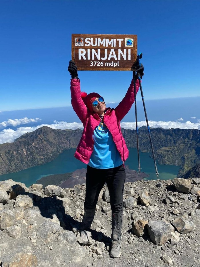 Ira Wibowo Ira Wibowo saat mendaki Gunung Rinjani.