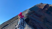 Hari kedua, Ira Wibowo bersama tim summit ke puncak Rinjani. Ketika melihat puncak sudah sangat dekat, Ira mengatakan kenyataannya masih butuh sabar dan pernjuangan melalui trek pasir, hutan, tanah merah, dan pasir berbatu. Foto: dok. Instagram Ira Wibowo