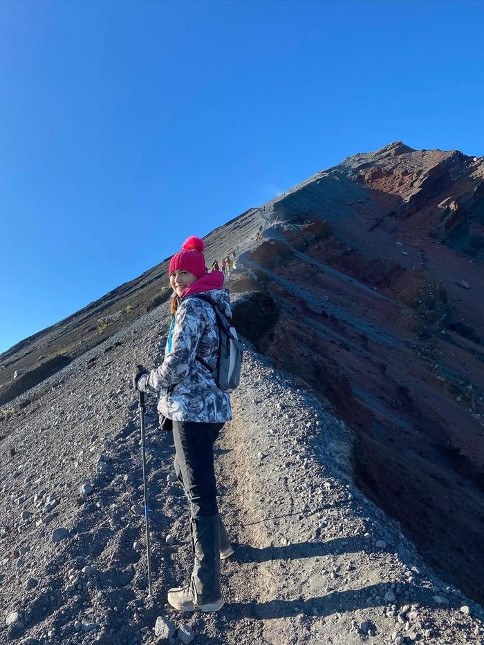 Ira Wibowo Ira Wibowo saat mendaki Gunung Rinjani.