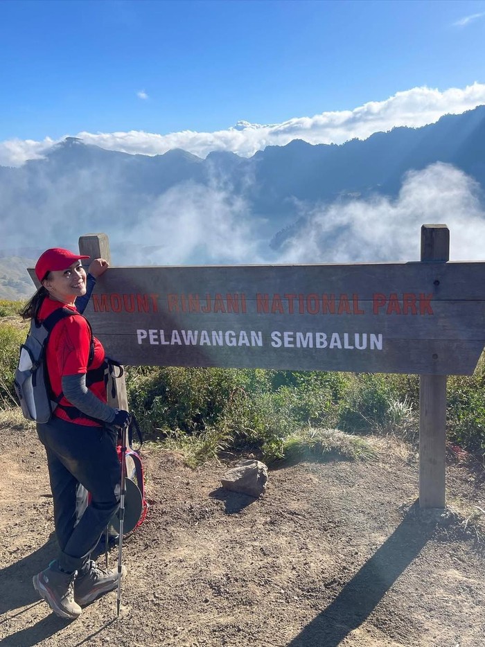 Ira Wibowo Ira Wibowo saat mendaki Gunung Rinjani.