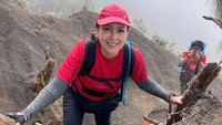 Aktris berusia 57 tahun itu mendaki Gunung Rinjani pada 2023. Ini momen saat harus menaiki tangga yang curam dari akar dan batang pohon di Plawangan, Sembalun. Aku ambil yang santai 4 hari. Rinjani cita-cita dari muda. Waktu pindah ke Indonesia aku pernah lihat foto Segara Anak, ceritanya. Foto: dok. Instagram Ira Wibowo