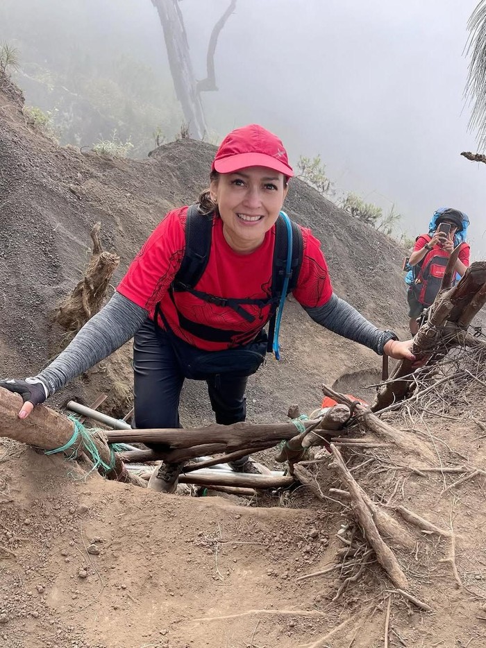 Ira Wibowo Ira Wibowo saat mendaki Gunung Rinjani.