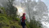 Ira Wibowo menceritakan momen mendaki Gunung Rinjani di studi FYP Trans7, Senin (30/6/2025). Waktu muda aku kuliah sambil kerja, nikah punya anak me time hampir gak ada. Sekarang anak-anak sudah gade bisa lakukan banyak kegiatan, kata Ira Wibowo. Foto: dok. Instagram Ira Wibowo