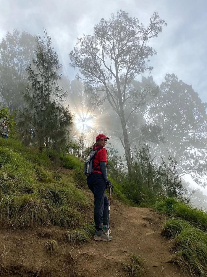 Ira Wibowo Ira Wibowo saat mendaki Gunung Rinjani.
