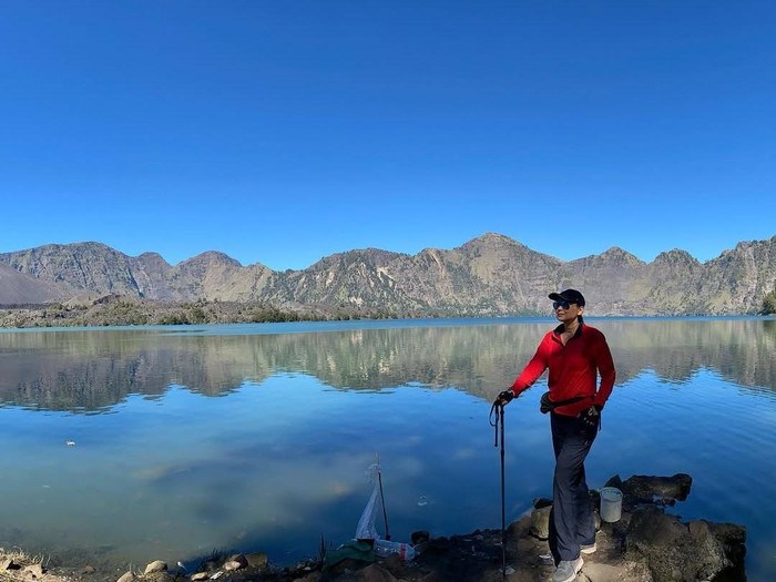 Ira Wibowo Ira Wibowo mendaki Gunung Rinjani.