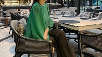 Terakhir ada posenya saat mampir ke restoran. Ia berpose cantik di restoran yang nuansanya elegan. Foto: Instagram @irawbw