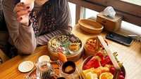 Ira Wibowo menikmati dua jenis teh saat momen afternoon tea, lengkap dengan kudapan dan buah-buahan. Foto: Instagram @irawbw