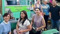 Tak hanya traveling, Ira Wibowo juga gemar kulineran bersama teman-temannya. Seperti pada momen mencicipi es dawet terkenal di Pasar Gede Solo. Foto: Instagram @irawbw