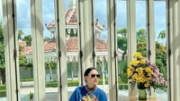 Saat di Solo, ia juga mengunjungi restoran yang ada di Pura Mangkunegaran. Ia berpose sambil menunggu pesanan di spot dekat jendela. Foto: Instagram @irawbw