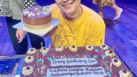 Ini adalah pose Ira Wibowo saat mendapat kejutan kue ulang tahun. Tak tanggung-tanggung kue yang diberikan berukuran besar. Foto: Instagram @irawbw