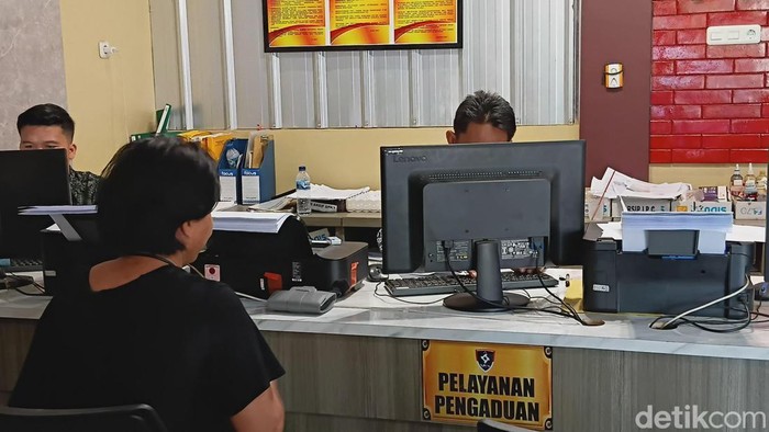 IRT di Palembang lapor polisi usai dikeroyok tetangganya.