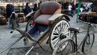 Alat transportasi dokar dan sepeda kuno dipajang dalam pameran Malang Djadoel. Pameran ini guna mengenalkan nilai sejarah dan budaya kepada masyarakat, khususnya generasi muda. Foto: ANTARA FOTO/Ari Bowo Sucipto