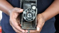 Kolektor memperlihatkan kamera fotografi kuno. Pameran yang digelar selama tujuh hari tersebut menampilkan berbagai benda antik mulai keris peninggalan Kerajaan Singasari hingga kamera fotografi buatan 1956. Foto: ANTARA FOTO/Ari Bowo Sucipto