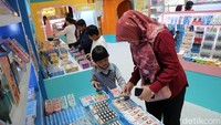 Pengunjung memilih alat tulis di Deli Future Station, Mal Gandaria City, Jakarta, Senin (30/6/2025). Pop-up store bertema edukasi interaktif mengajak anak-anak untuk menjelajahi dunia belajar dengan cara menyenangkan. Sehingga membuat kembali ke Sekolah dengan Penuh Warna dan Inspirasi.