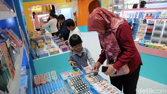 Jelang Tahun Ajaran Baru, Warga Ramai Cari Alat Tulis Sekolah Pengunjung memilih buku di Deli Future Station, Mal Gandaria City, Jakarta, Senin (30/6/2025).