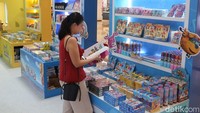 Pengunjung melihat buku bergambar. Tahun ajaran baru selalu menjadi momen istimewa bagi para pelajar, orang tua, dan tenaga pendidik. Bukan hanya soal kembali ke bangku sekolah, tetapi tentang awal baru, kesempatan untuk tumbuh, belajar lebih banyak, dan mengejar impian dengan semangat yang lebih tinggi.