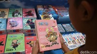 Pengunjung melihat buku tulis bersampul animasi. Pengunjung dapat menemukan lebih dari 700 produk alat tulis mulai dari pulpen, pensil warna, hingga seri karakter populer seperti SpongeBob, Super Wings, One Piece dan Butterbear.