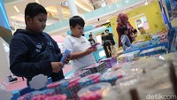Pengunjung melihat alat tulis. Jakarta sendiri akan memulai tahun ajaran baru 2025/2026 pada tanggal 14 Juli 2025.