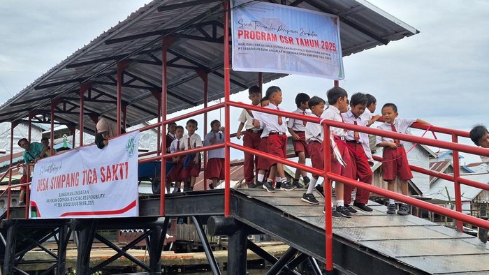 Jembatan desa yang dibangun SBA Wood Industries di OKI.