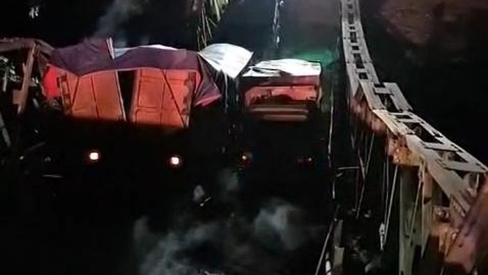 Jembatan Muara Lawai Lahat ambruk