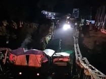 Video Momen 4 Truk Terjebak Saat Jembatan Muara Lawai Lahat Ambruk