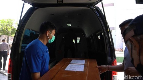 Jenazah Juliana Marins dijemput Polda Bali dan Yayasan Antar Bangsa dari RSBM ke Bandara Internasional I Gusti Ngurah Rai, Senin (30/6/2025).