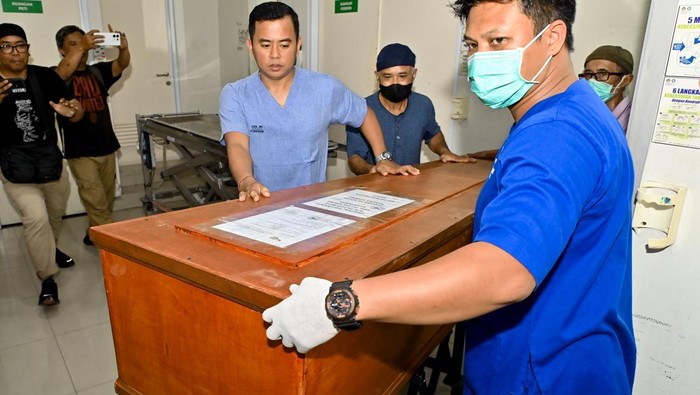 Jenazah Pendaki Brasil Juliana Marins Dipulangkan Usai Autopsi di Bali Petugas memindahkan peti jenazah pendaki Gunung Rinjani Juliana Marins ke dalam mobil jenazah di Rumah Sakit Umum Daerah Bali Mandara, Denpasar, Bali, Senin (30/6/2025). Jenazah pendaki asal Brasil yang meninggal di jalur pendakian puncak Gunung Rinjani itu dipulangkan menuju ke Rio de Janeiro Brasil setelah menjalani proses autopsi di Bali. ANTARA FOTO/Fikri Yusuf/bar