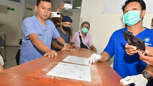 Petugas memindahkan peti jenazah pendaki Gunung Rinjani Juliana Marins ke dalam mobil jenazah di Rumah Sakit Umum Daerah Bali Mandara, Denpasar, Bali, Senin (30/6/2025). Jenazah pendaki asal Brasil yang meninggal di jalur pendakian puncak Gunung Rinjani itu dipulangkan menuju ke Rio de Janeiro Brasil setelah menjalani proses autopsi di Bali. ANTARA FOTO/Fikri Yusuf/bar