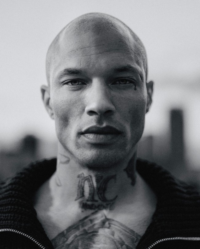 Tahun ini Jeremy Meeks juga merilis sebuah autobiografi berjudul ‘Model Citizen: The Autobiography of Jeremy Meeks’. Foto: Instagram @jmeeksofficial