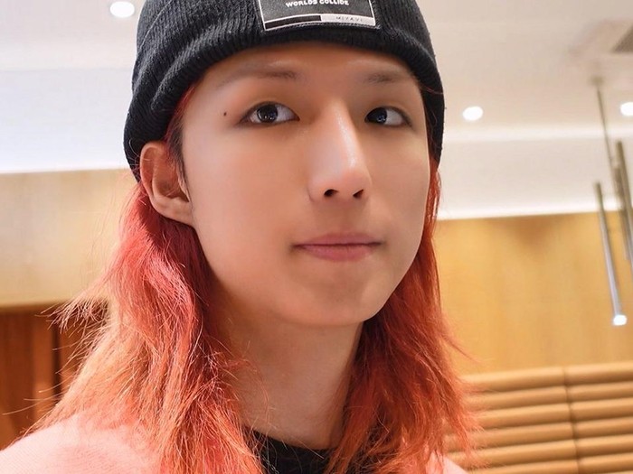 Jun Han Xdinary Heroes dalam foto yang diunggah ke media sosial resmi grup JYP Entertainment tersebut.