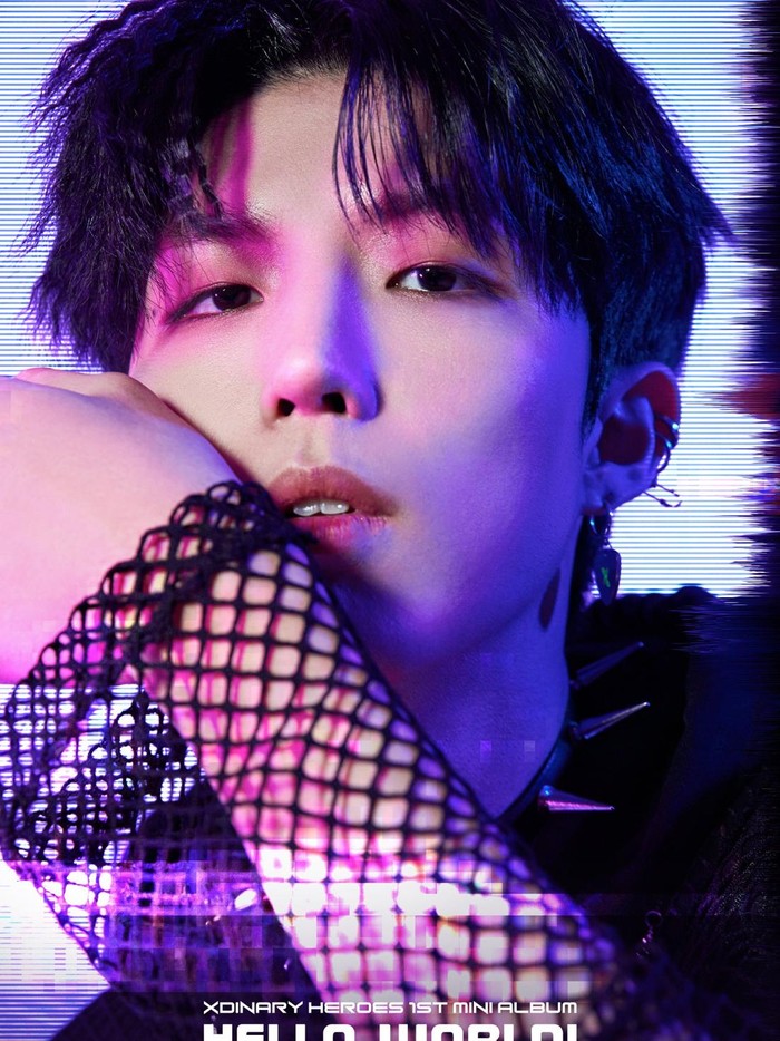 Jun Han Xdinary Heroes dalam foto yang diunggah ke media sosial resmi grup JYP Entertainment tersebut.