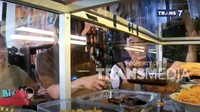 Artis Korea kelahiran tahun 1994 itu diajari cara memesan makanan ‘touch screen’ ala warteg. Awalnya Kai tampak bingung dengan konsep tersebut. Foto: Transmedia/Trans7