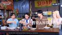 Setelah memilih makanan, pelantun lagu ‘Wait on Me’ ini langsung duduk di meja. Sebelum mulai mencoba, Anwar dan Billy memperkenalkan nama hidangan-hidangan Indonesia terlebih dahulu. Foto: Transmedia/Trans7